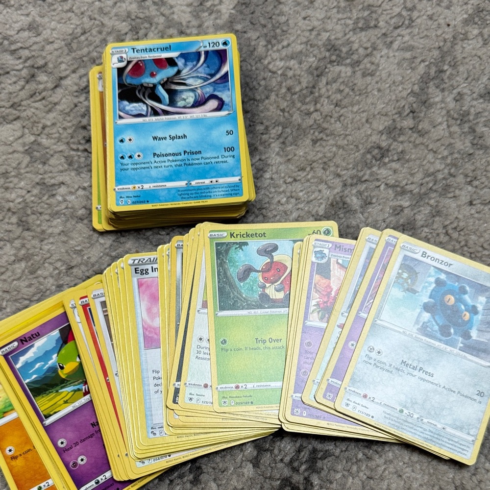 Set of 100 Pokémon Cards